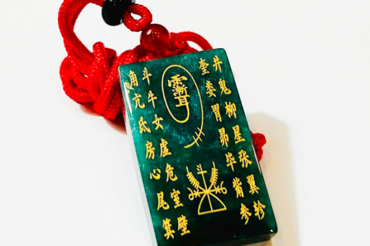 Các màu sắc phong thủy dùng cho mặt dây chuyền